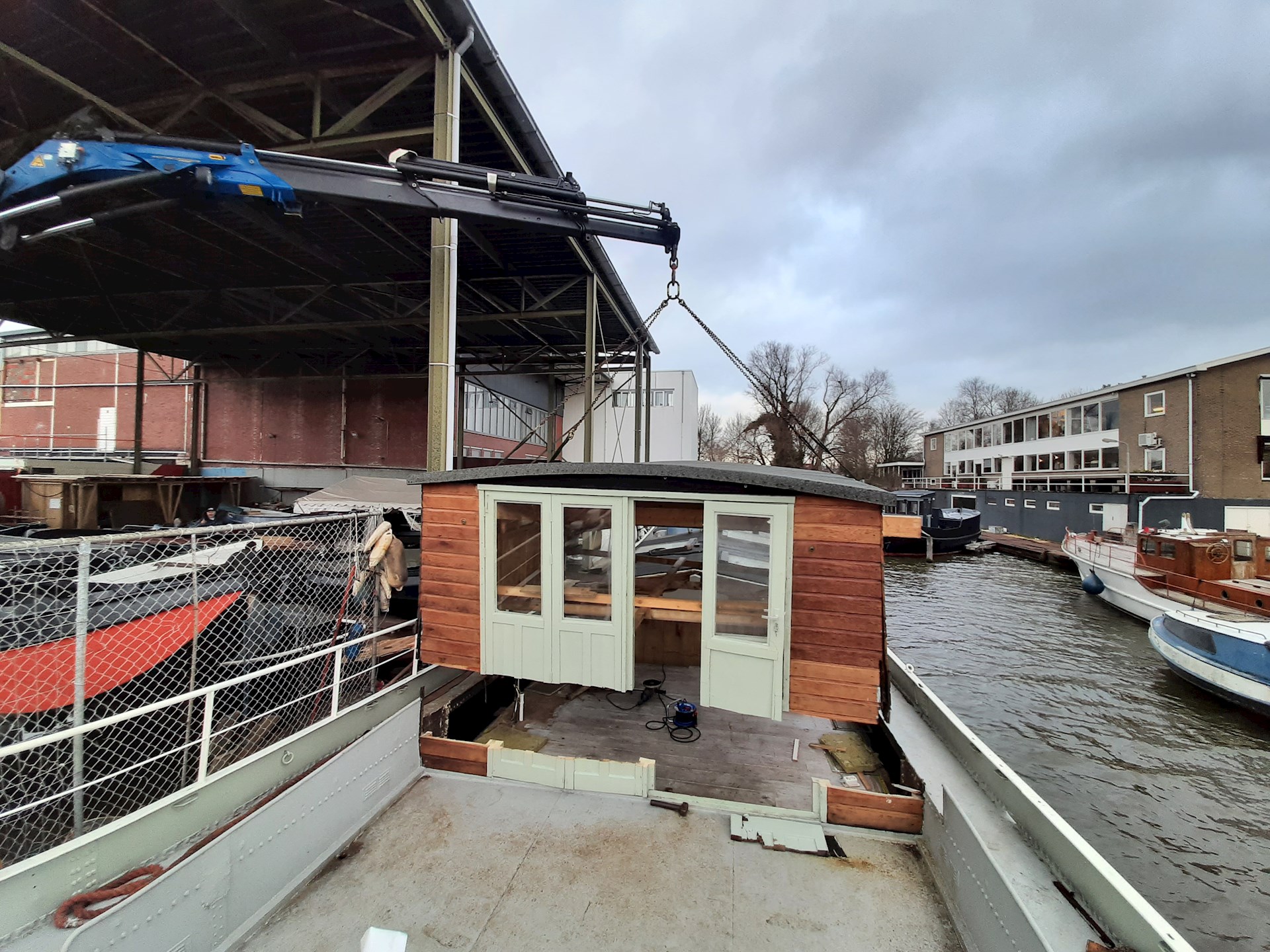 Projecten Kajuit Van Boot Af Hijsen En Op Containers Plaatsen Voor Grachtenboot Amsterdam1