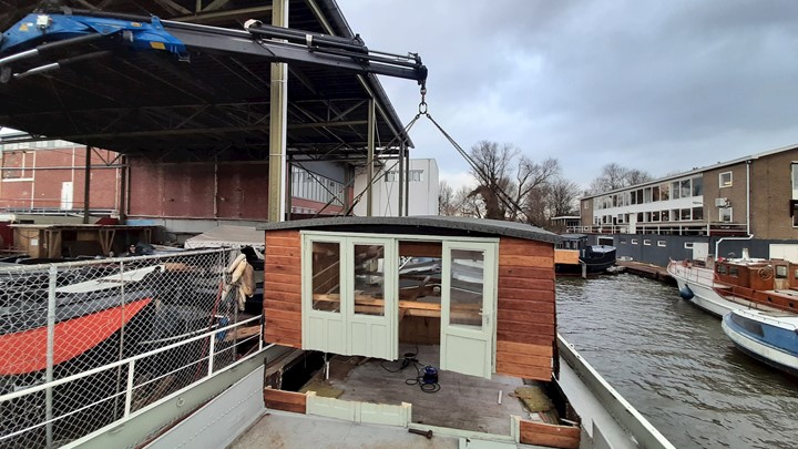Projecten Kajuit Van Boot Af Hijsen En Op Containers Plaatsen Voor Grachtenboot Amsterdam1