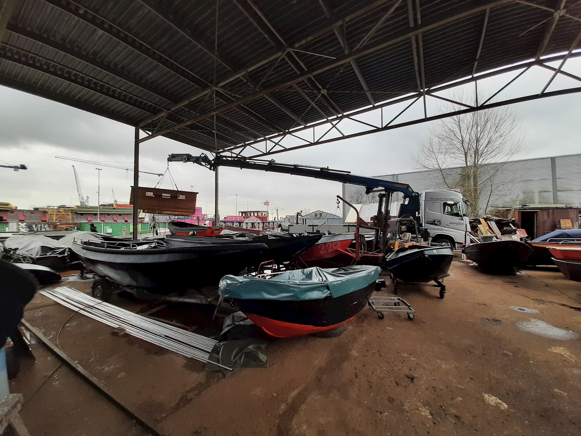 Projecten Kajuit Van Boot Af Hijsen En Op Containers Plaatsen Voor Grachtenboot Amsterdam3