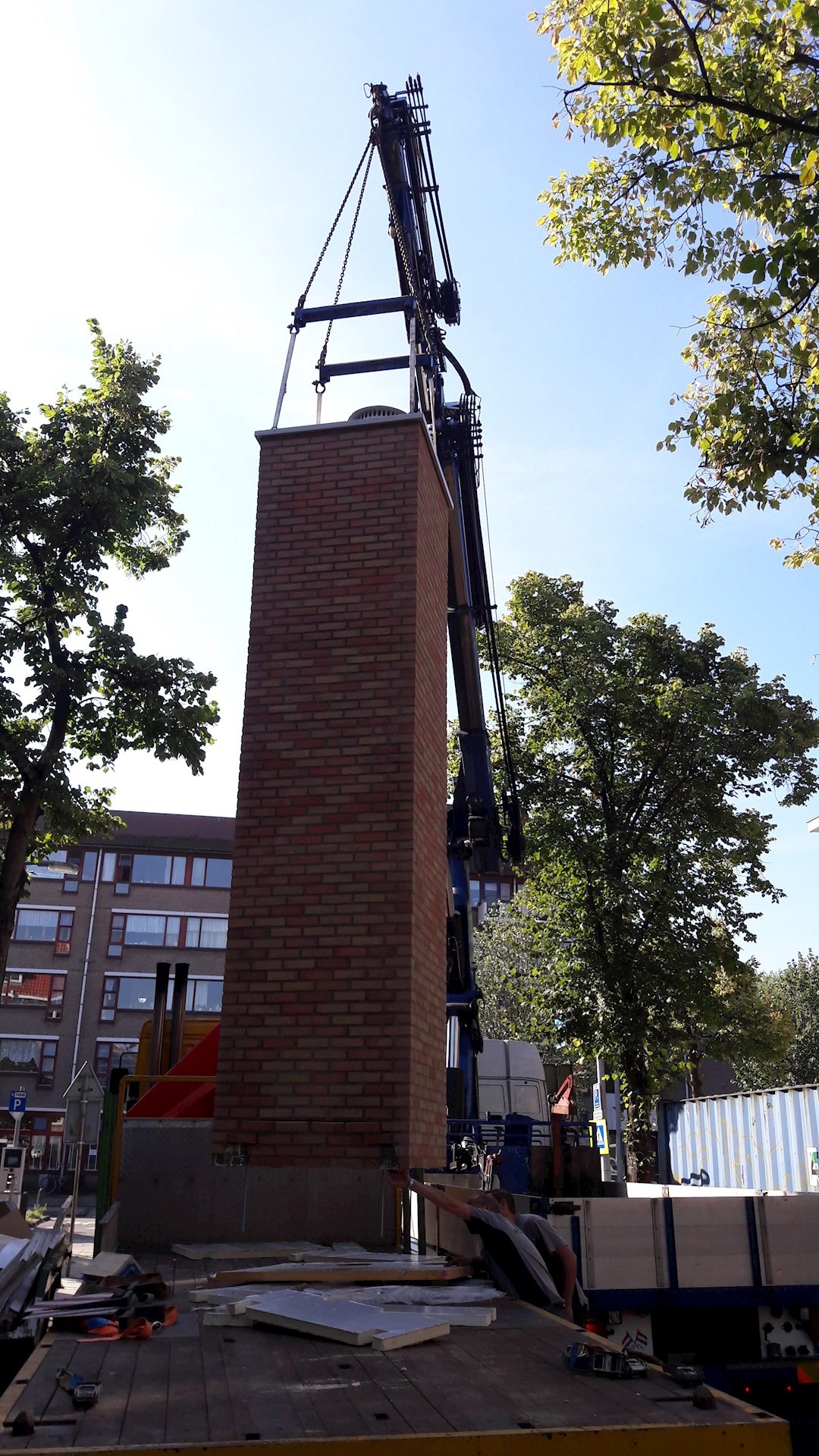 Projecten Prefab Schoorsteen Plaatsen Op Een Gebouw2