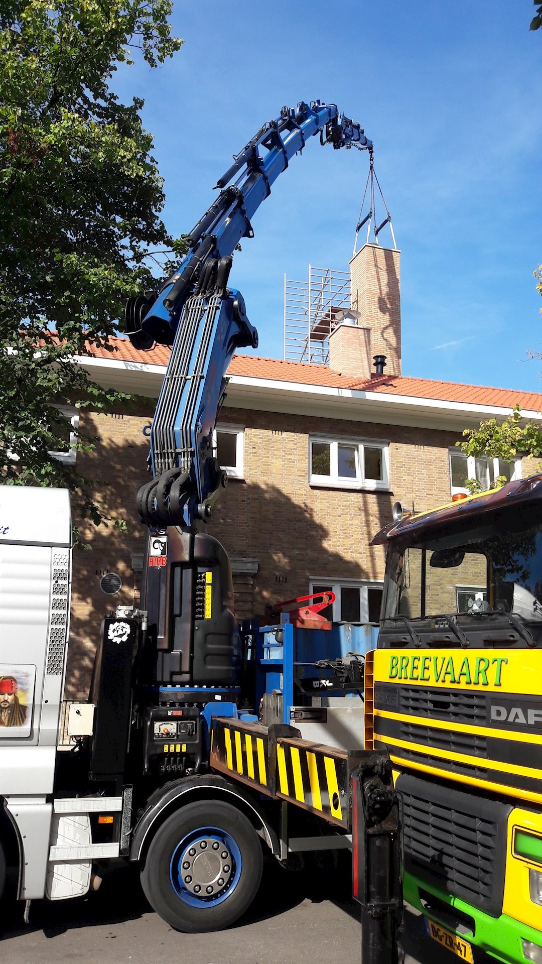 Projecten Prefab Schoorsteen Plaatsen Op Een Gebouw3
