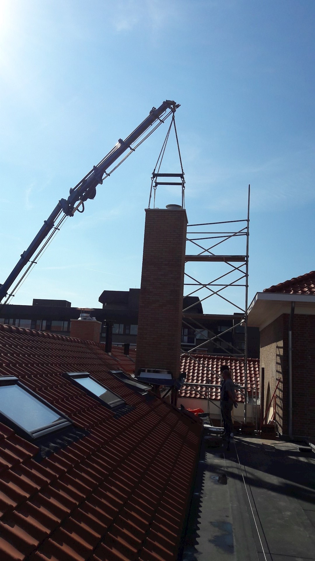 Projecten Prefab Schoorsteen Plaatsen Op Een Gebouw8